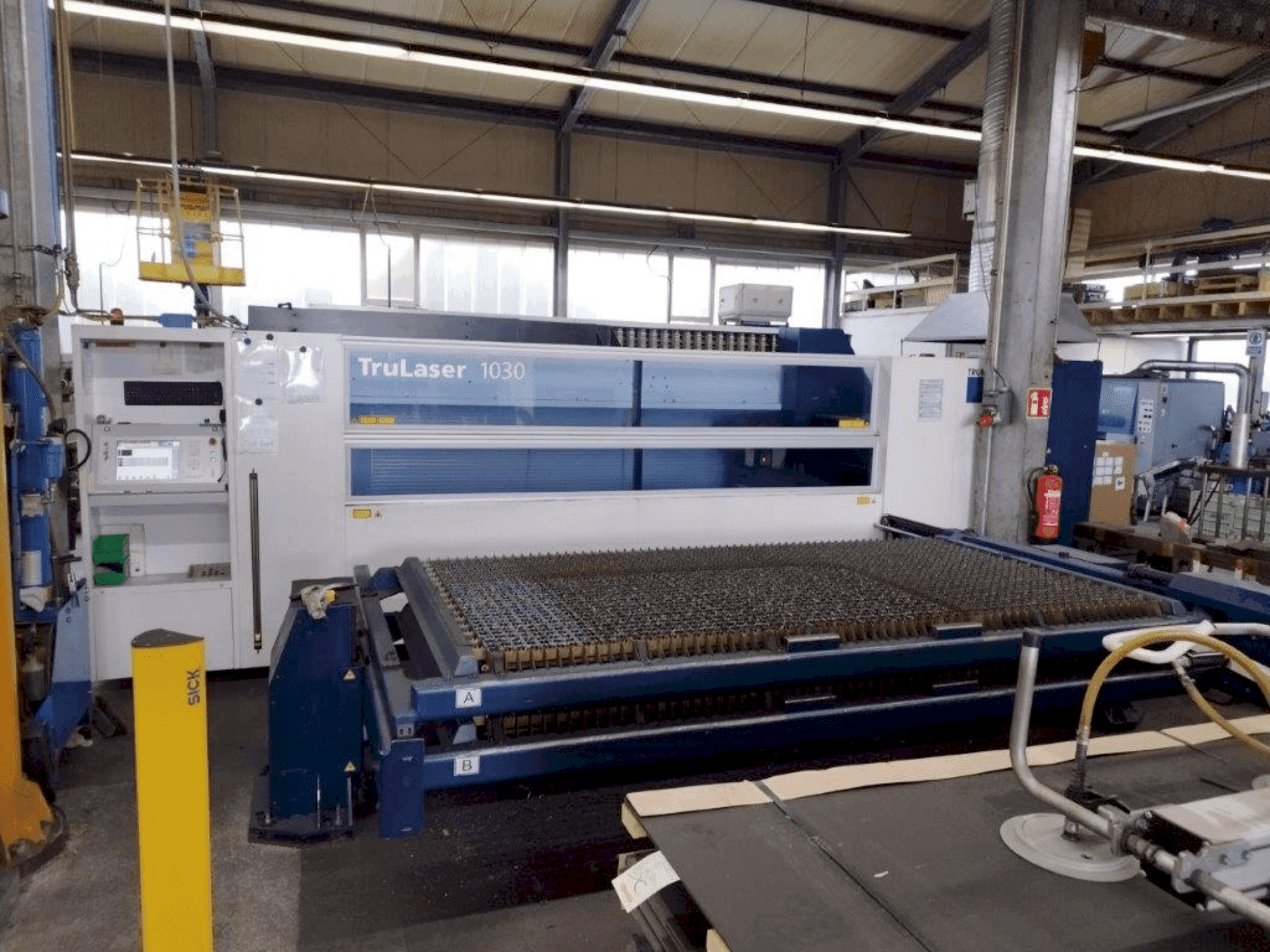 TRUMPF TruLaser 1030-maskinen framifrån