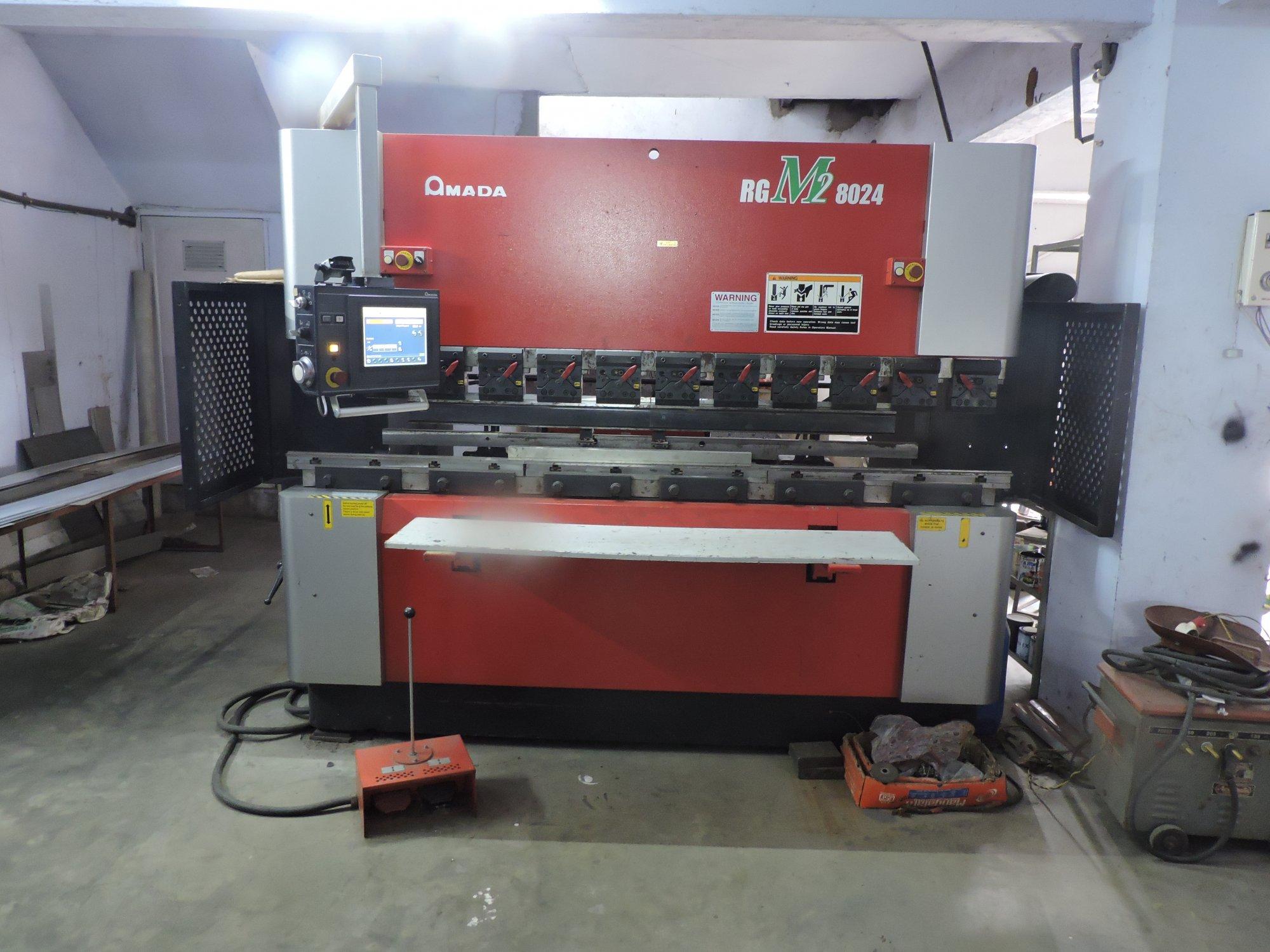 AMADA-maskinen framifrånRG-M2 8024