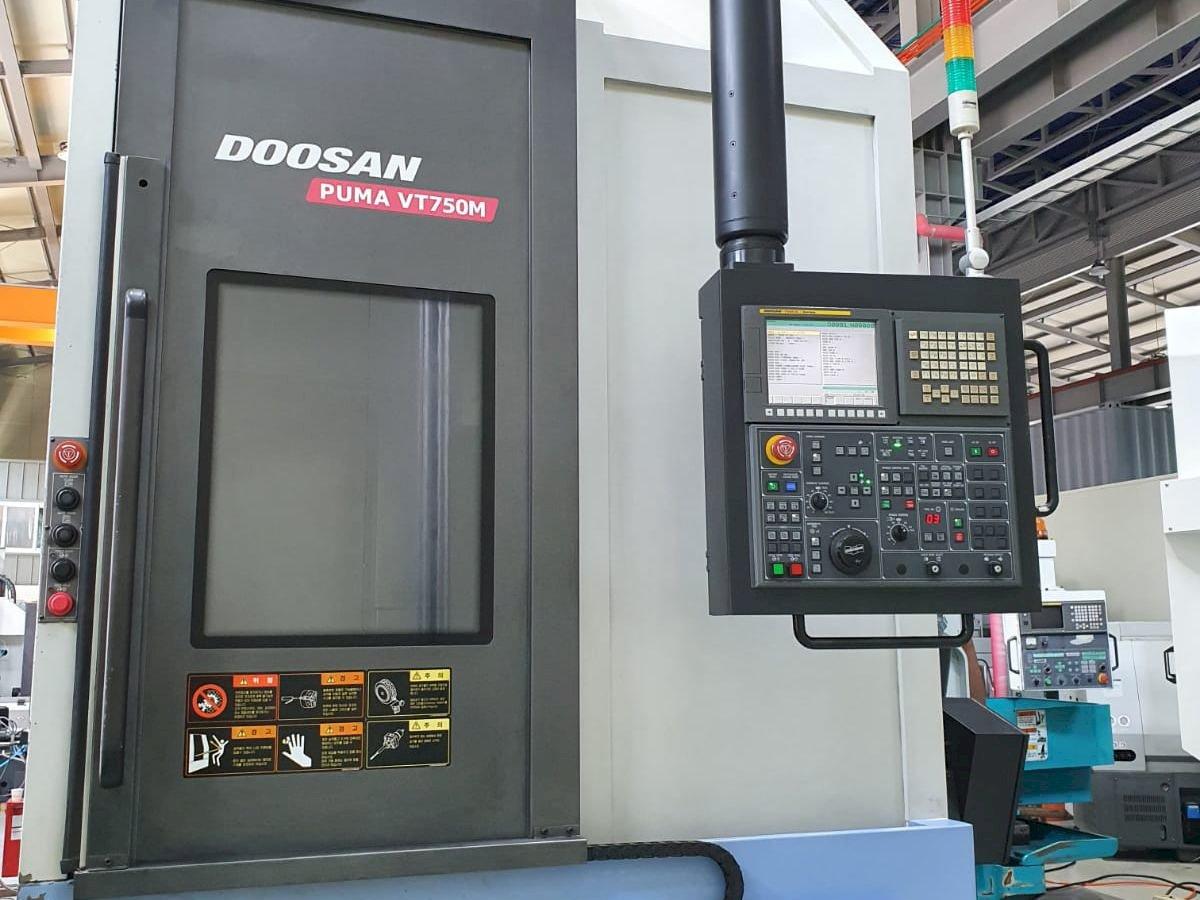 Doosan Puma VT750M-maskinen framifrån