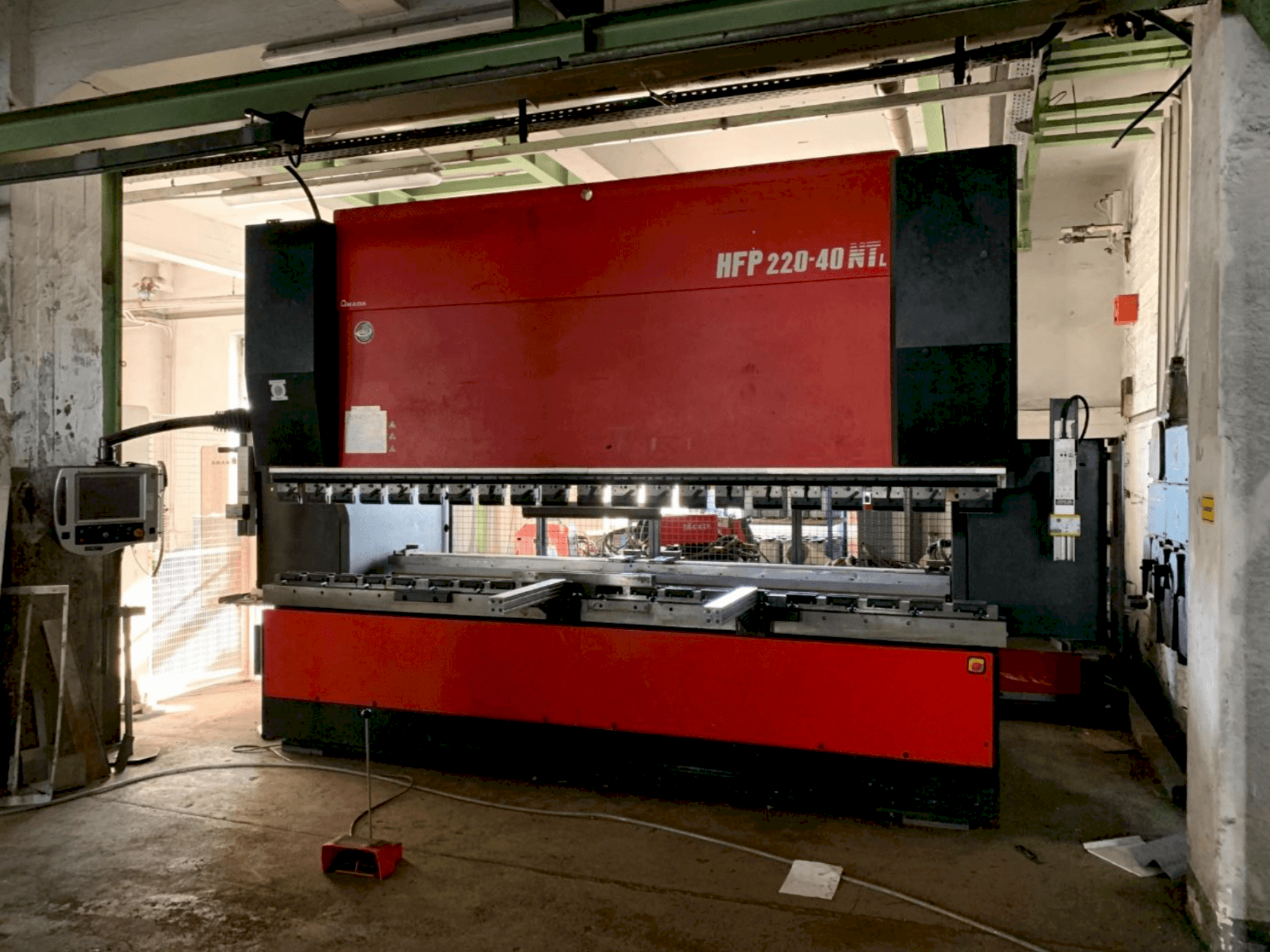 AMADA HFP NT 220-4L-maskinen framifrån