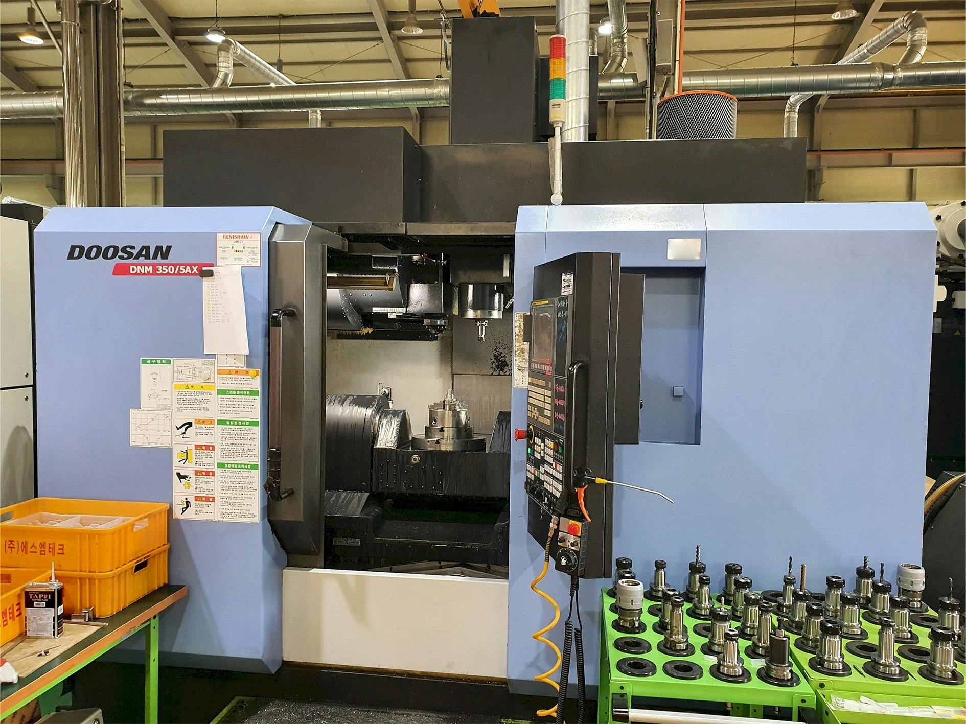 Doosan DNM350/5AX-maskinen framifrån