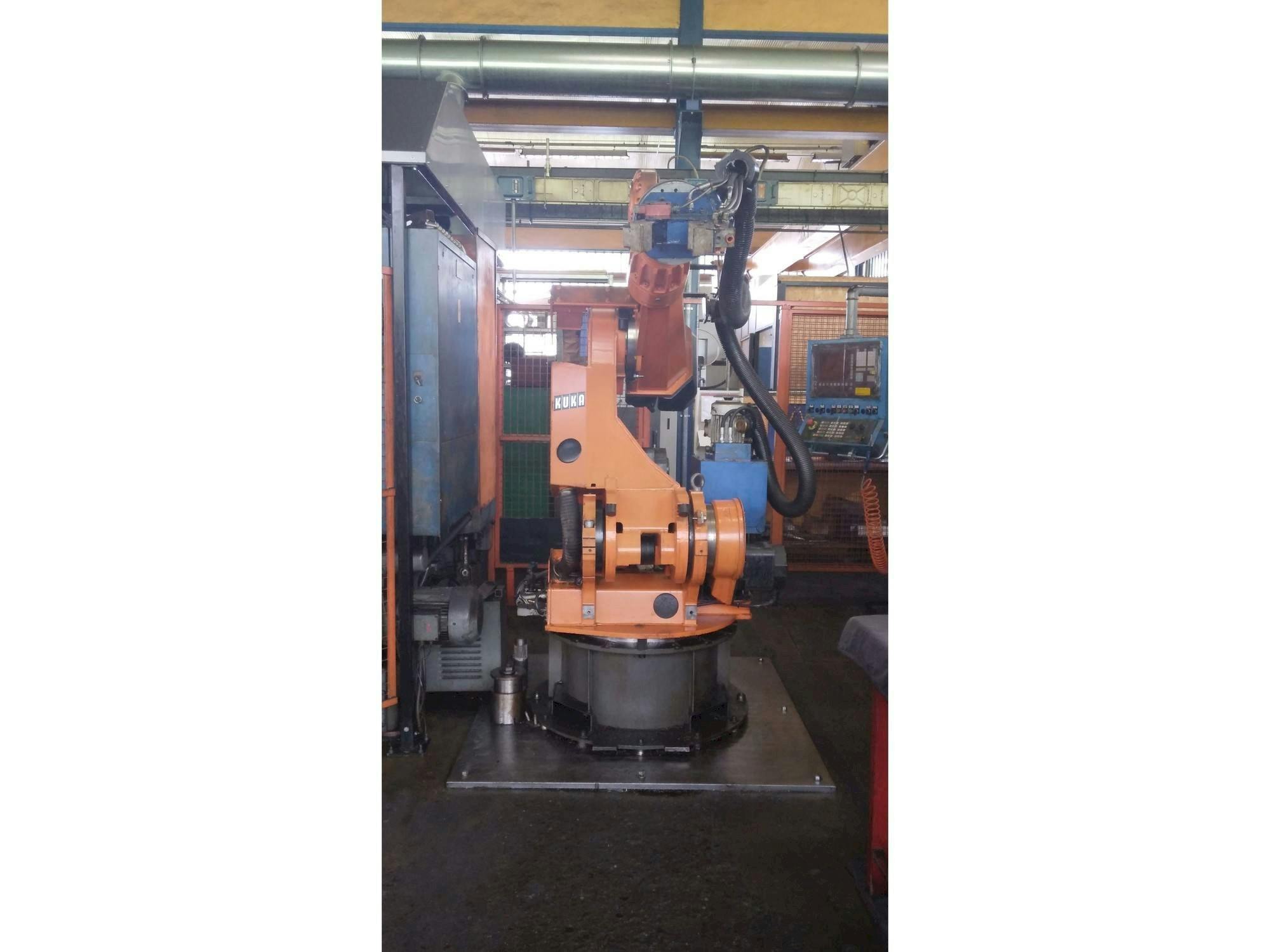 KUKA IR 760/120.0-maskinen framifrån