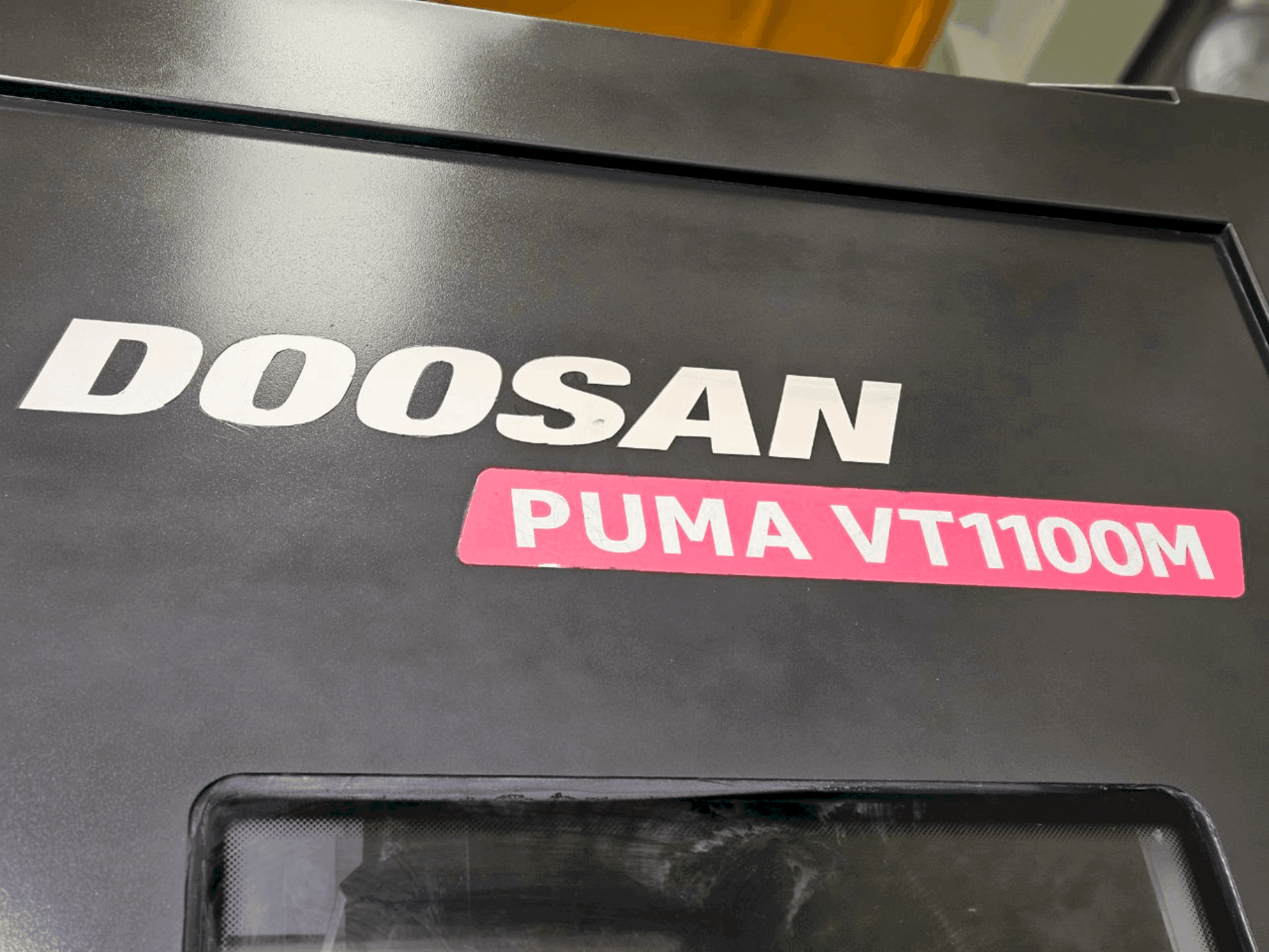 DOOSAN VT1100M-maskinen framifrån