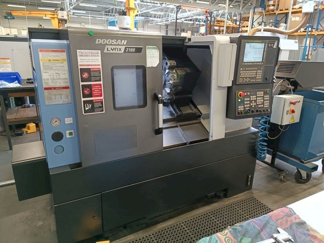 DOOSAN Lynx 2100A-maskinen framifrån