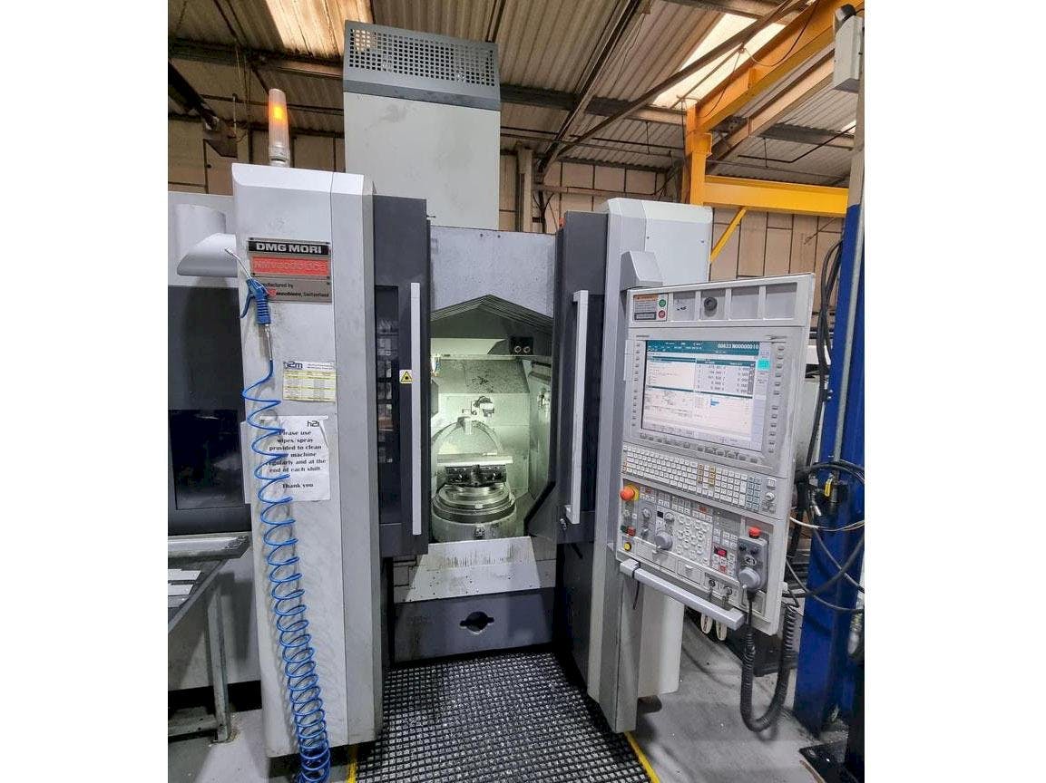 DMG MORI NMV3000 DCG-maskinen framifrån