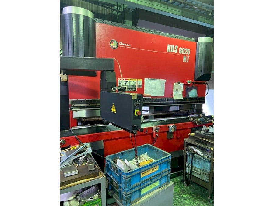 AMADA HDS 8025 NT-maskinen sedd från vänster sida