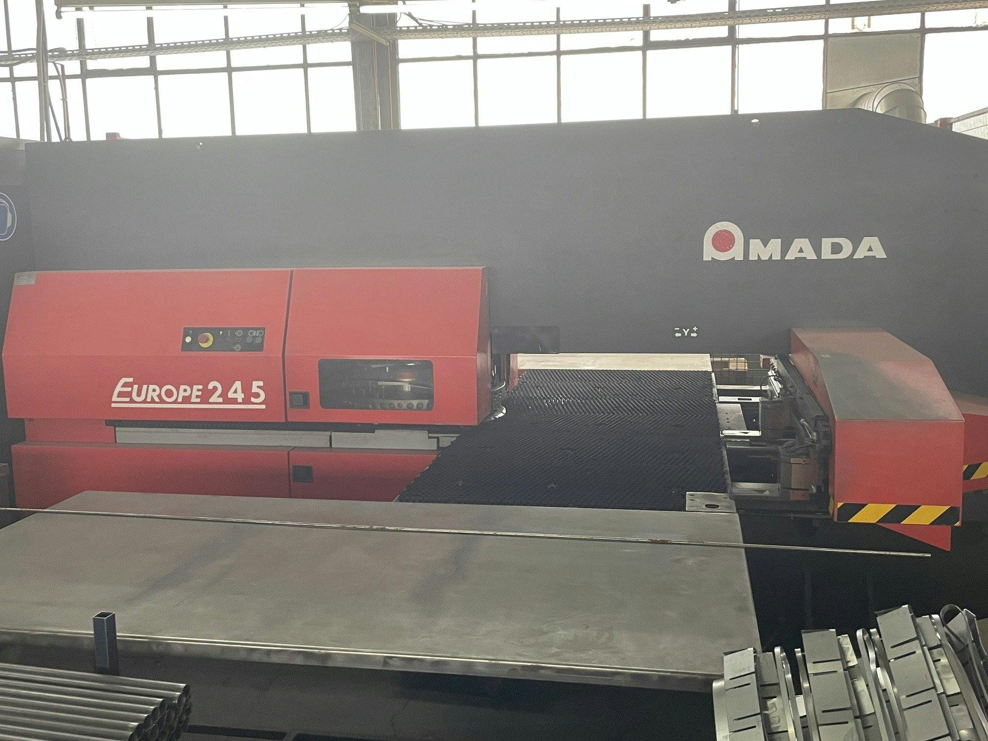 AMADA Europe 245-maskinen framifrån