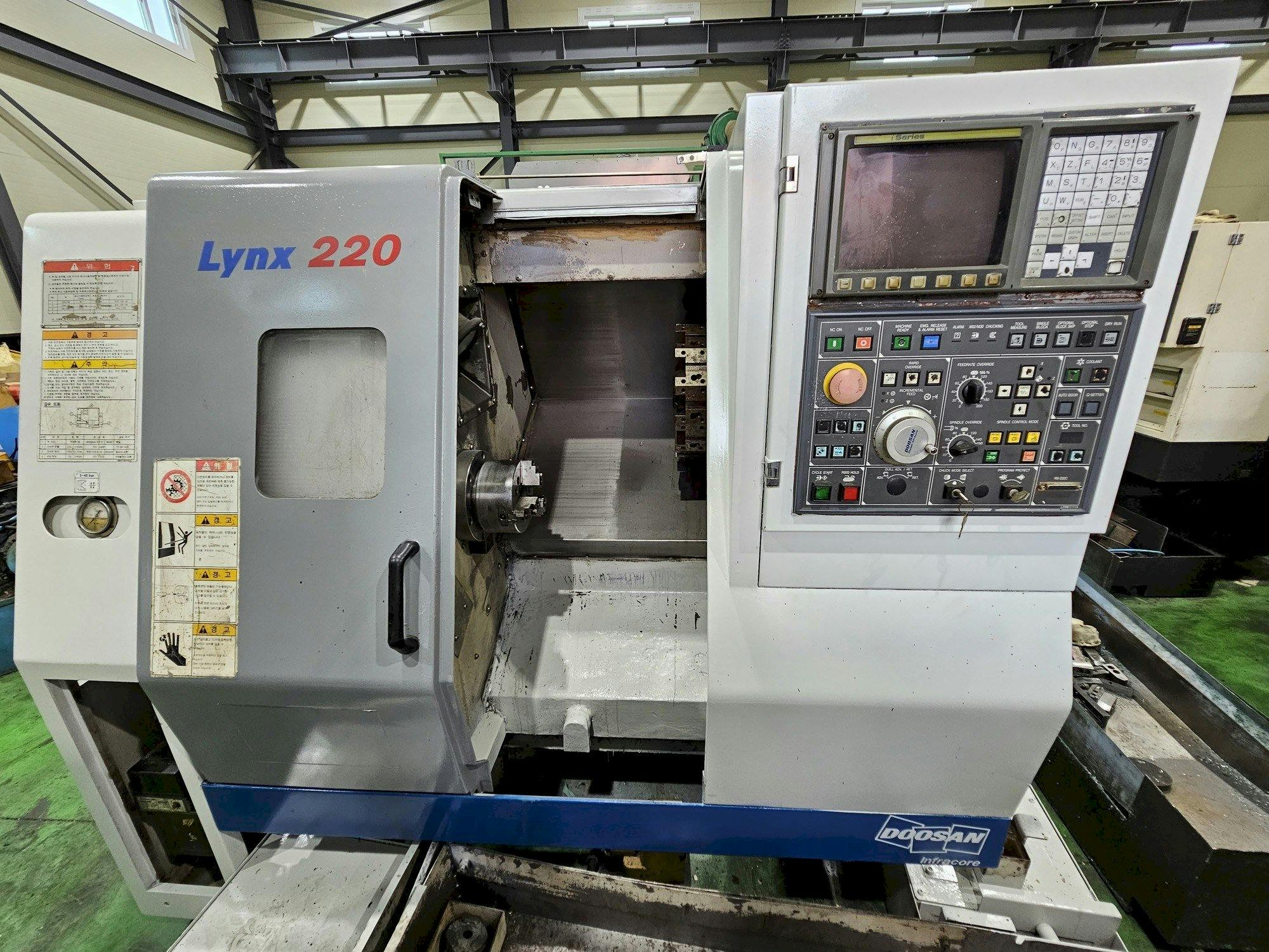 Doosan Lynx 220A-maskinen framifrån