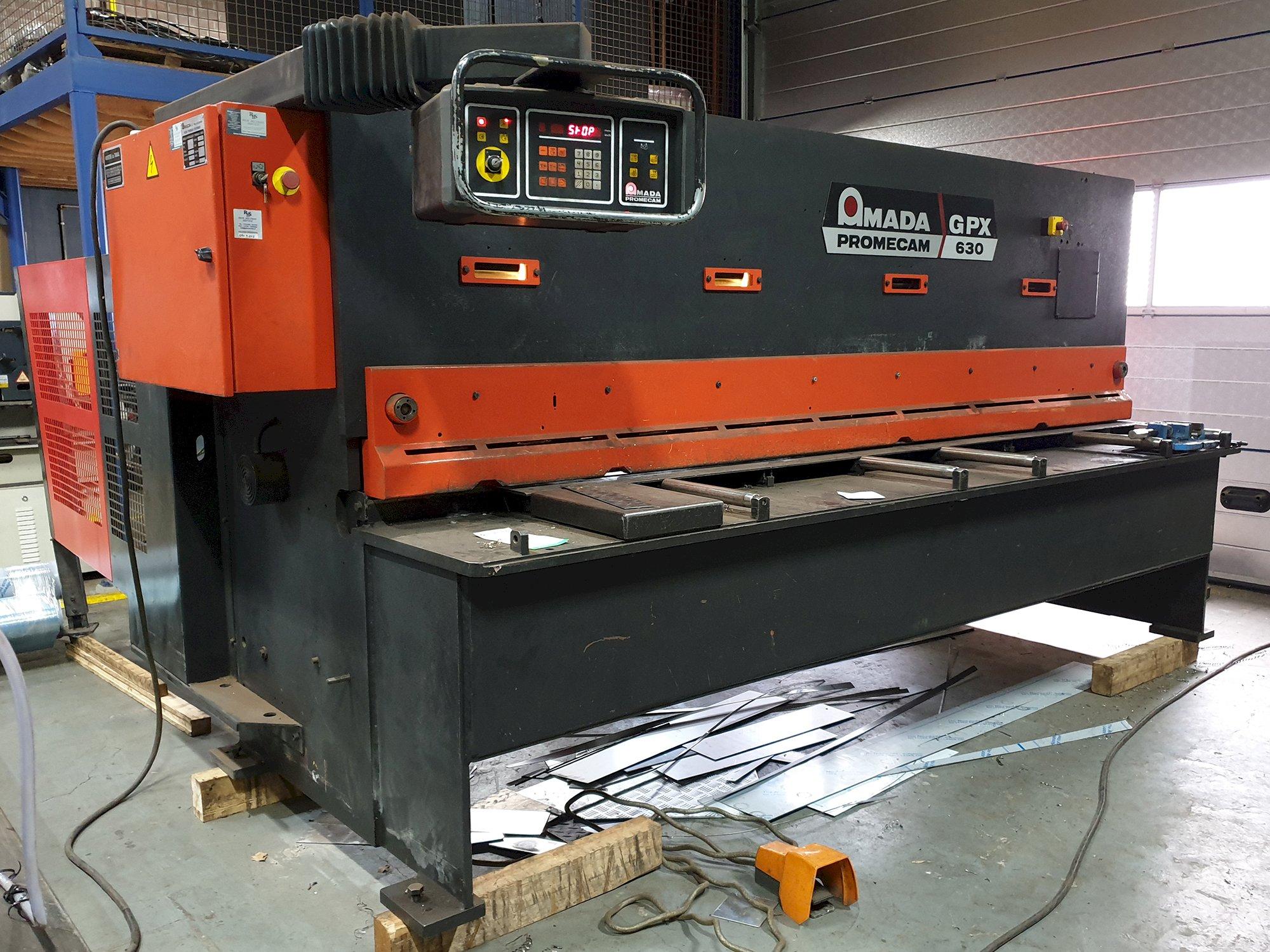 AMADA-maskinen sedd från vänsterPROMECAM GPX 630