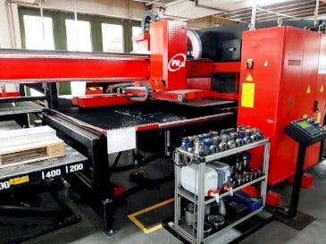 AMADA EMK 3610NT-maskinen framifrån