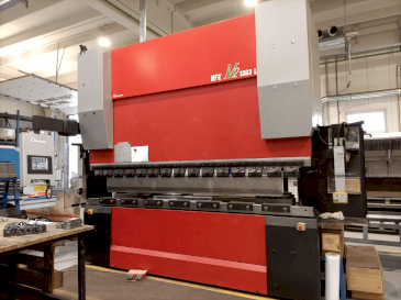 AMADA HFE-1303M2-maskinen framifrån