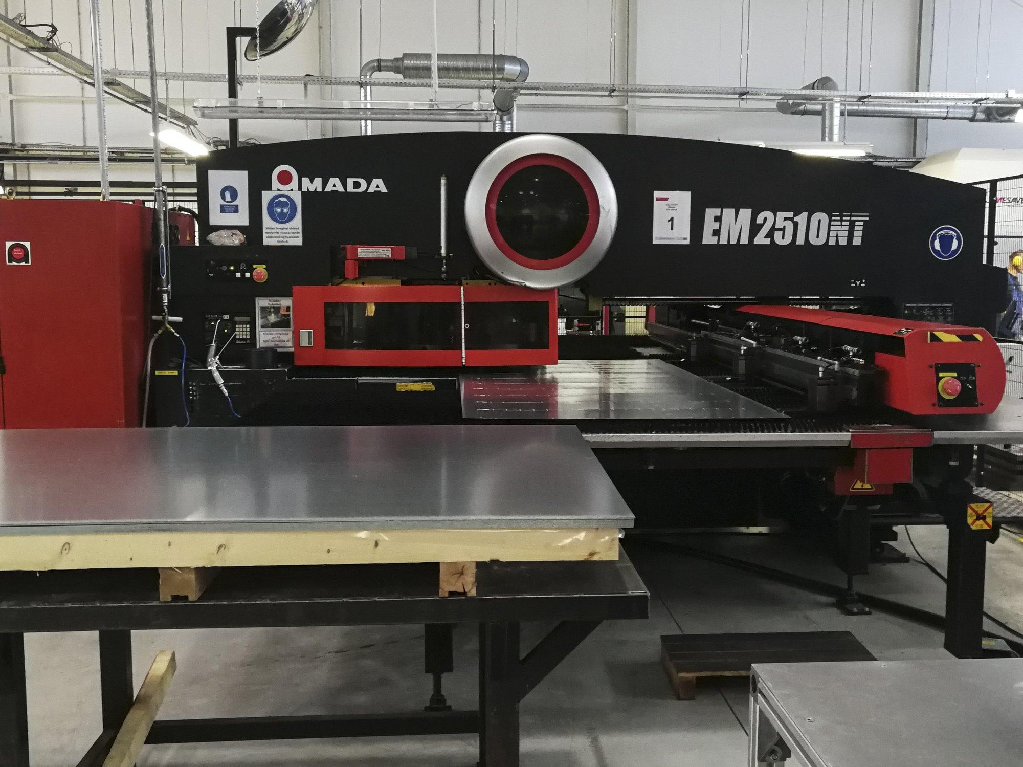 AMADA-maskinen framifrånEM2510NT