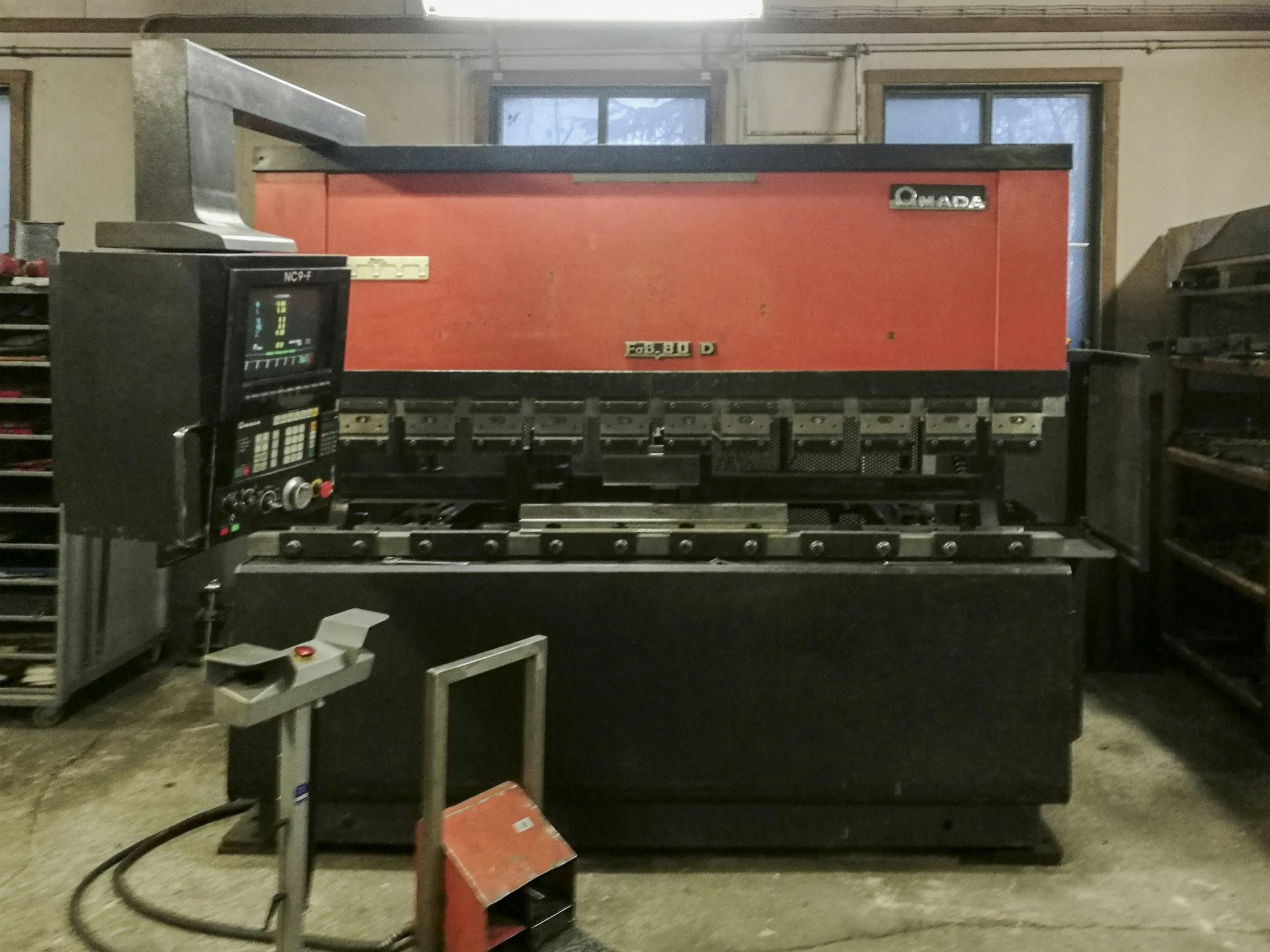 AMADA-maskinen framifrånFBD-8025F