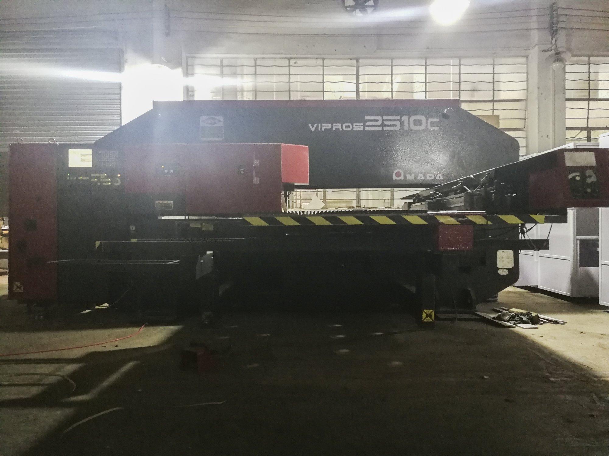 AMADA-maskinen framifrånVipros 2510C