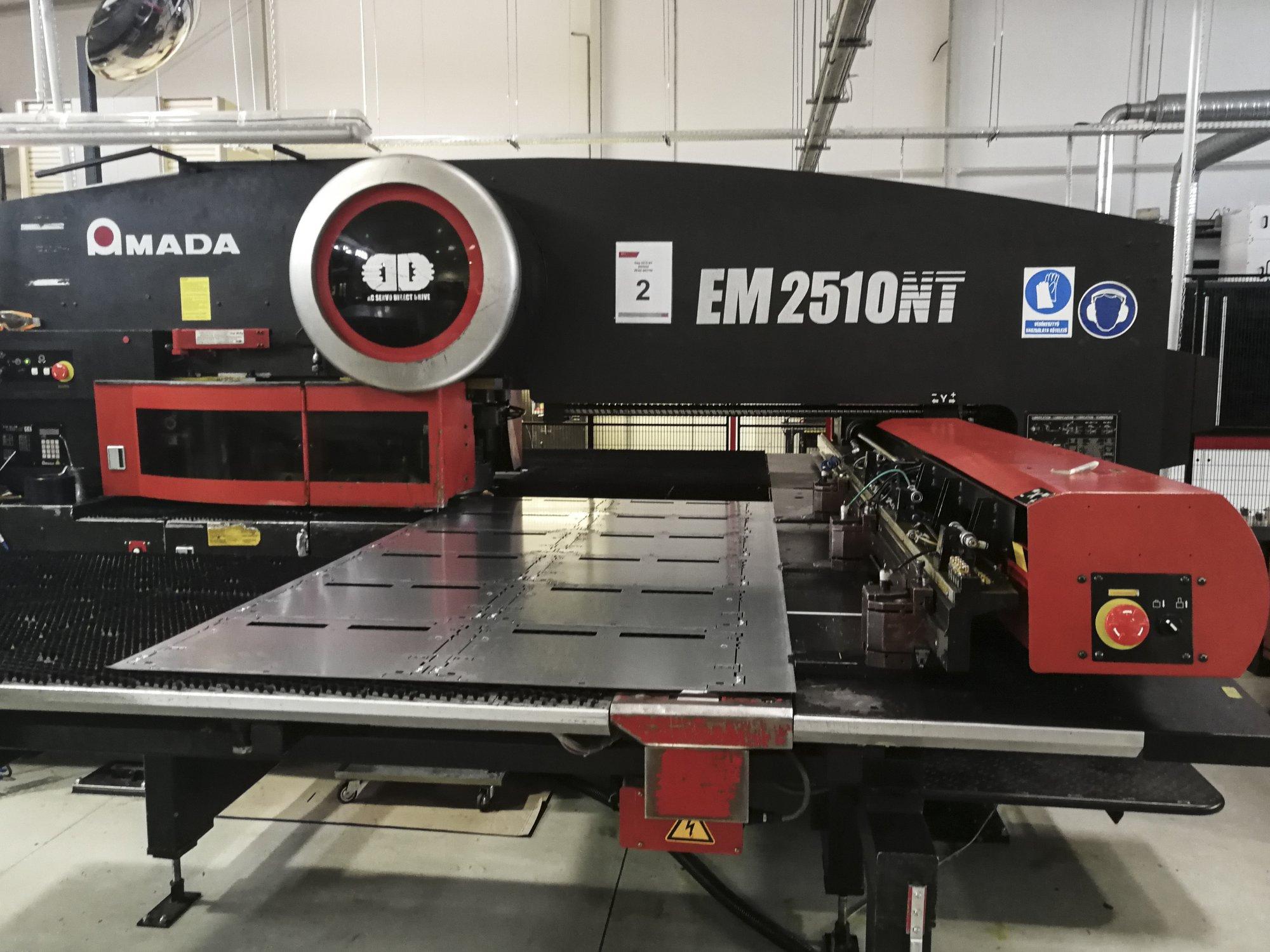 AMADA-maskinen framifrånEM2510NT