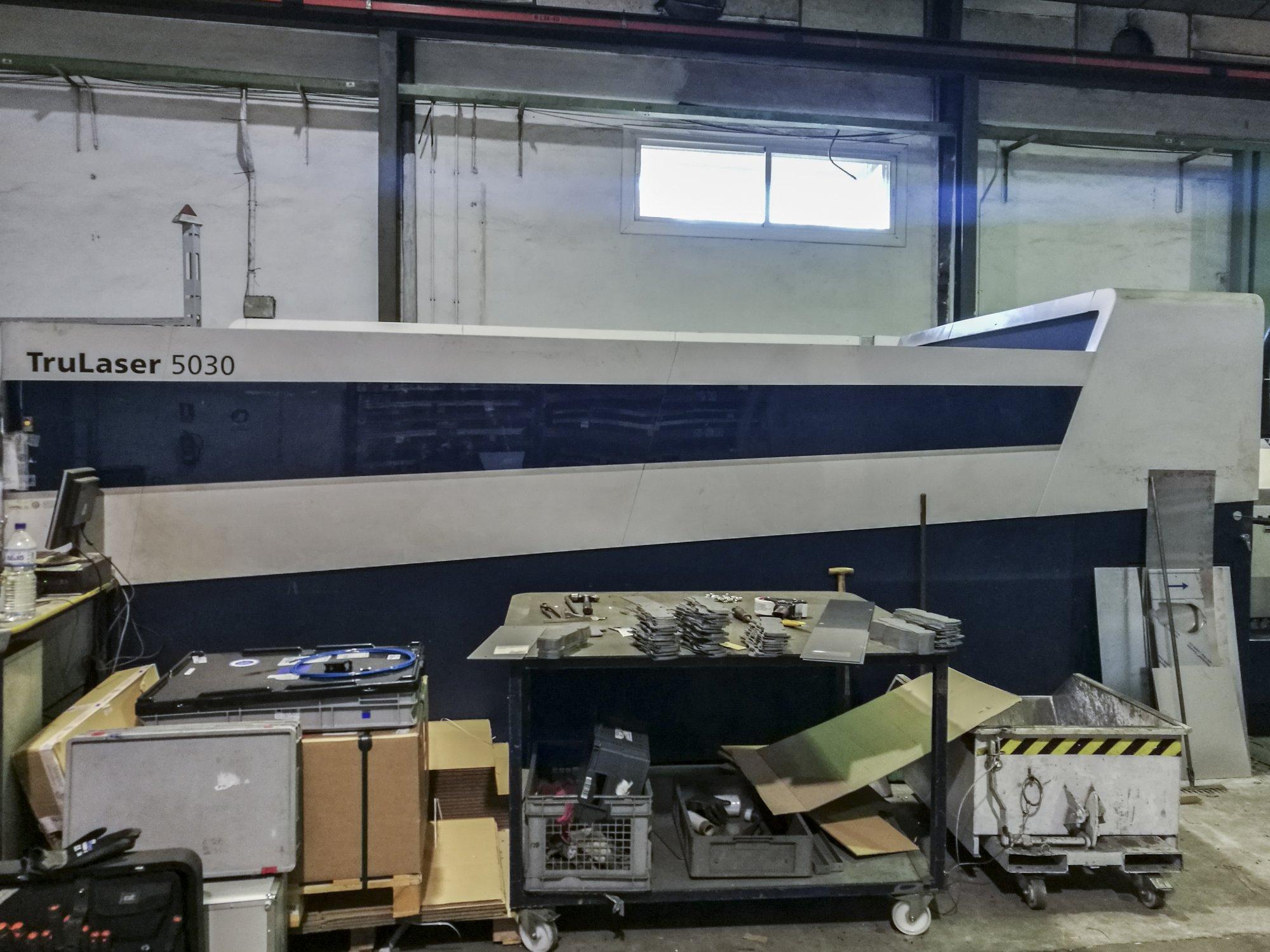 Trumpf-maskinen sedd från höger sidaTruLaser 5030 fiber