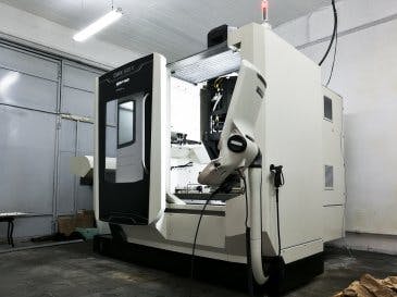 DMG MORI-maskinen sedd från högerCMX 800 V