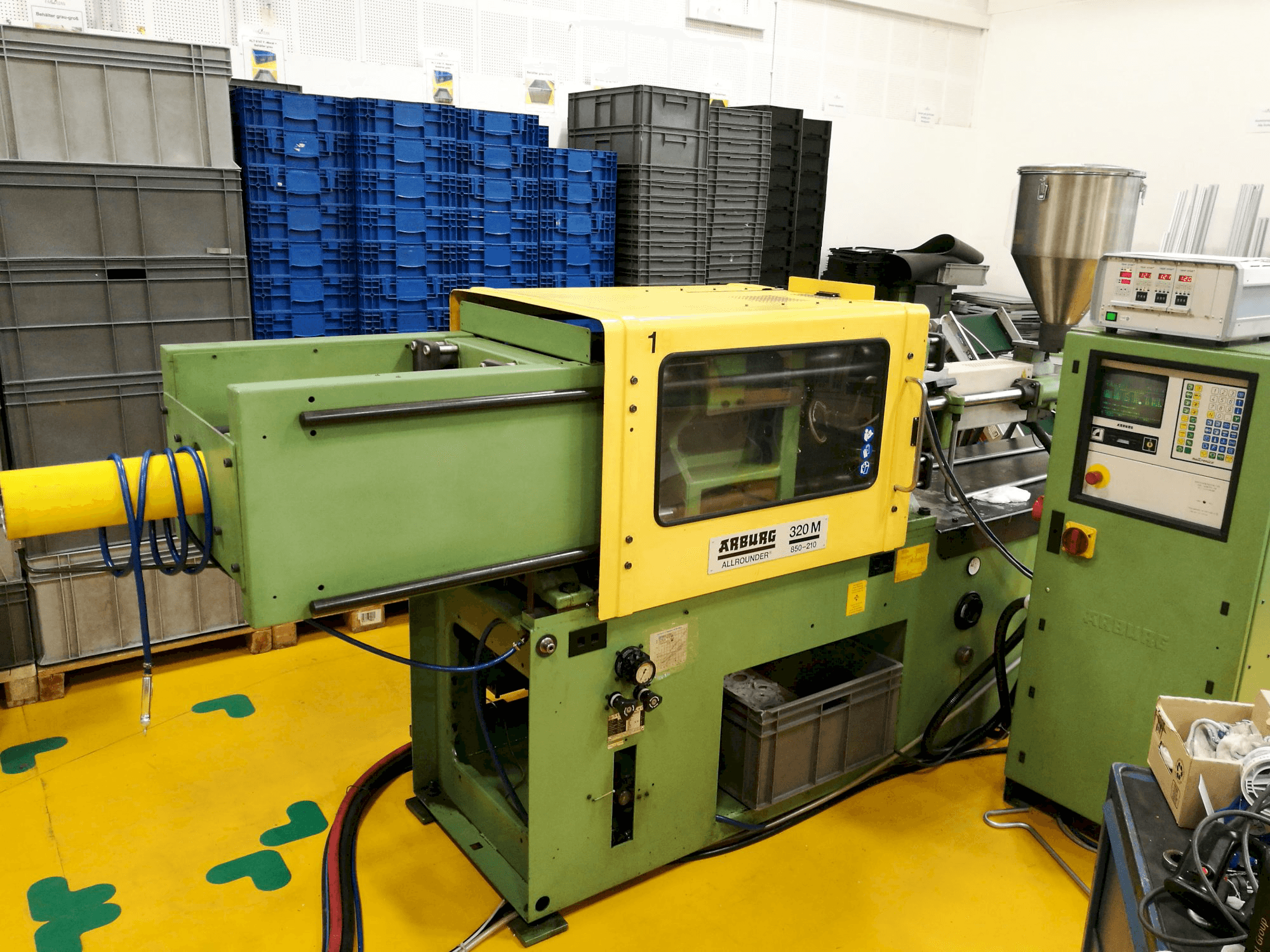Arburg-maskinen sedd från vänster320 M 850-210