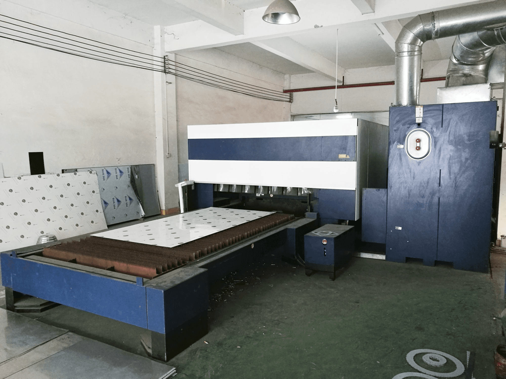 1 Trumpf-maskinen sedd från högerTruLaser 3030